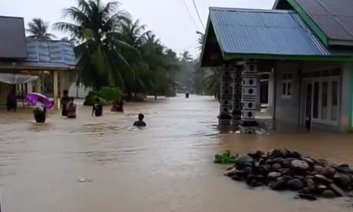 Banjir Hantam Pariaman, Aktivitas Warga Lumpuh Total 250 Orang Mengungsi