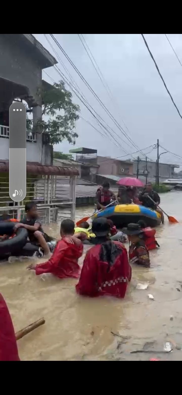 Ditsamapta Polda Sumut Terjunkan 58 Personel Evakuasi Warga Terdampak Banjir di Medan