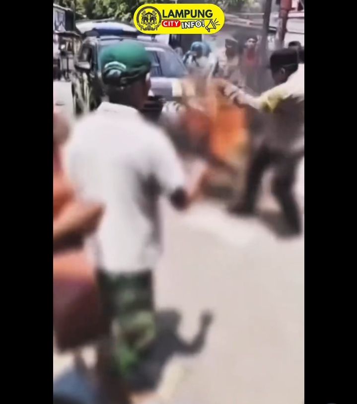 Ketahuan Mencuri Sepeda Motor, Pria Ini Menggelepar Dibakar Massa