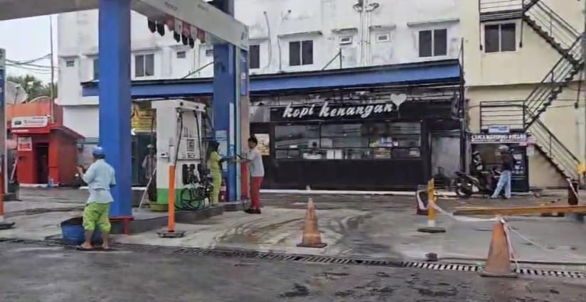 Tolonglah&hellip;Jangan Persulit Kami, Sudah Banjir, Lampu Mati, Bensin pun Tak Ada!