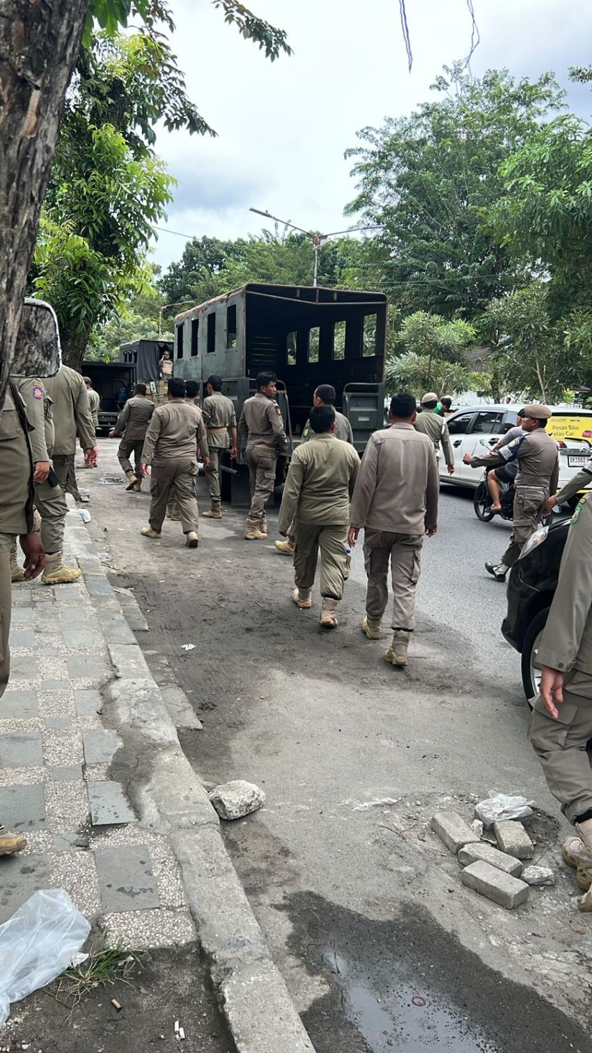 Satpol PP Kota Medan Tertibkan PKL di Jalan Dr. Mansyur, Temukan Salah Satu Pedagang Bukan Warga Kota Medan