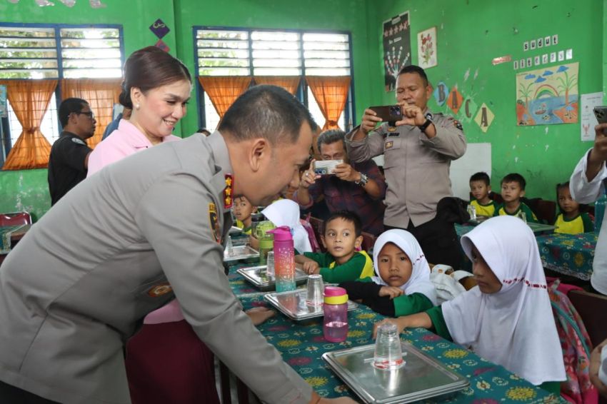 Kapolrestabes Medan Tinjau Evaluasi Program Makan Bergizi Gratis di SDN 106162 Deli Serdang