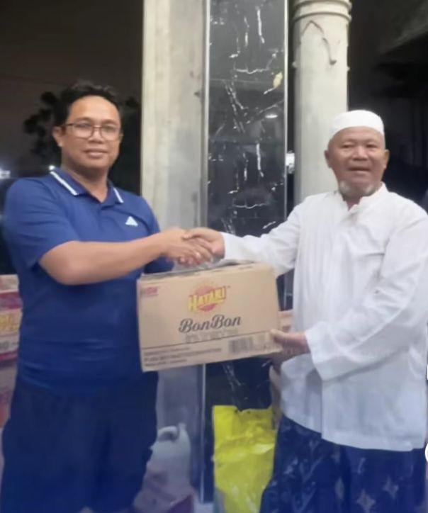 Plt Dinas SDABMBK Gibson Panjaitan Salurkan Bantuan kepada Pengungsi di Tiga Lokasi