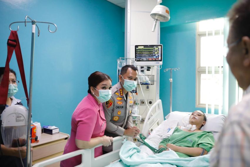 Kapolrestabes Medan dan Istri Jenguk Korban Tabrakan, Kondisi Pasien Mulai Membaik