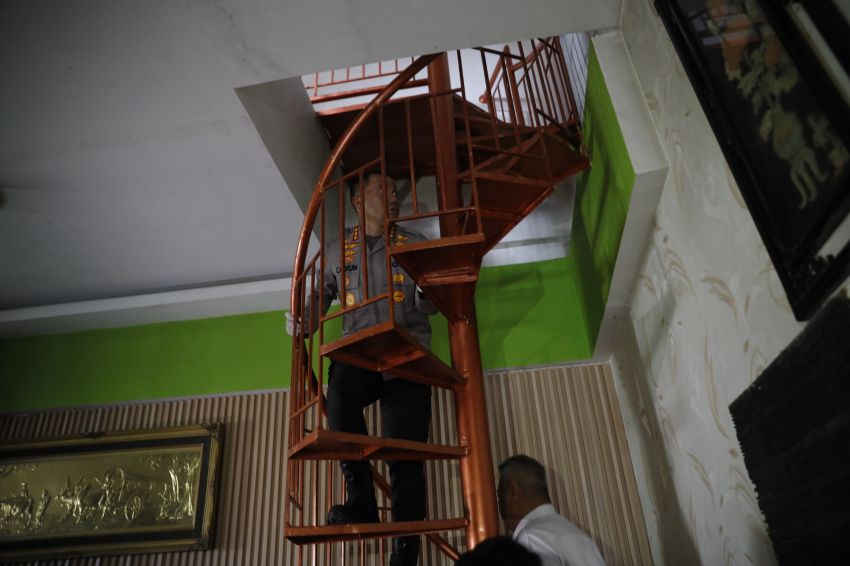 Ini Dia Foto-foto Kondisi Rumah Hakim Saat Tim Labfor Polda Sumut dan Polrestabes Medan Turun ke Lokasi