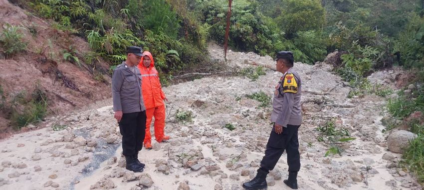 Jalinsum Sipirok&ndash;Taput Lumpuh Total Akibat Longsor, Polisi Imbau Pengendara Cari Jalur Alternatif