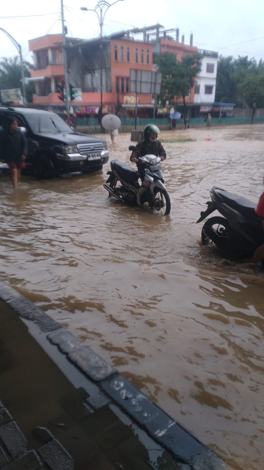 Sungai Amplas Meluap, Jalan Amplas-Tanjung Morawa Tergenang: Warga Sebut Kejadian Terparah Sepanjang Sejarah**