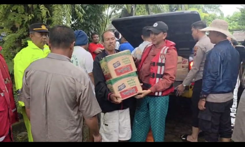 Banjir Rendam Langkat, Polres Salurkan Bantuan Sembako dan Nasi Bungkus ke Pengungsi
