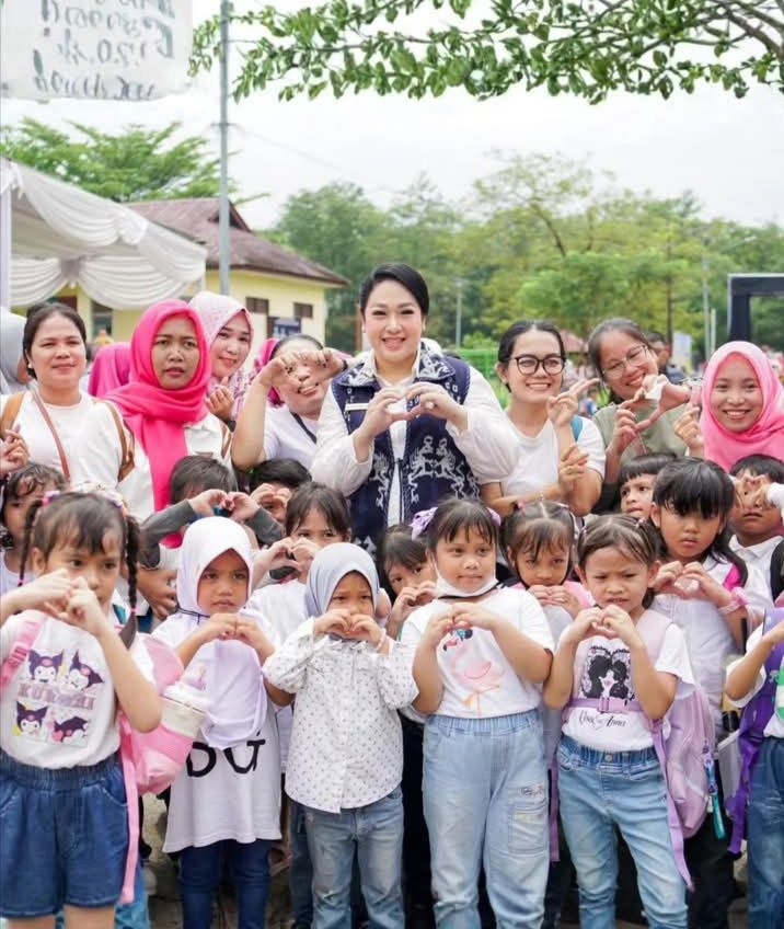 Di Kampung Cerita Anak Merdeka, Airin Rico Waas Duduk Berbaur Dengan Ribuan Murid TK