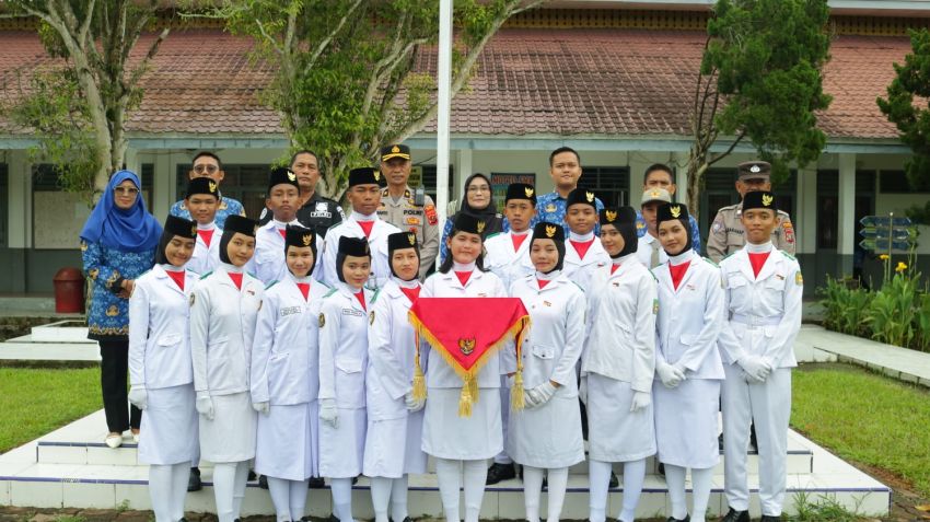 Kabag Ren Polres Langkat Inspektur Upacara Peringati Hari Pahlawan di SMK Negri 1 Stabat