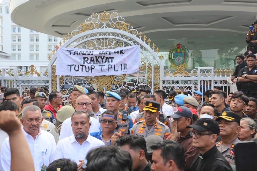 Massa Pendemo Tuntut TPL Kecewa Bobby Nasution Tak Hadir, Aksi di Kantor Gubernur Sumut Nyaris Ricuh