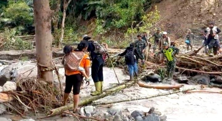Kodim 0210/TU Evakuasi 137 Jiwa Penduduk Dusun 1 Batu Nagodang