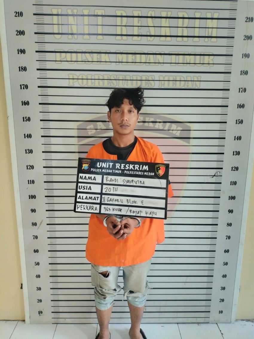 Demi Main Judi Online, Randi Nekat Curi Pintu Kayu Musala