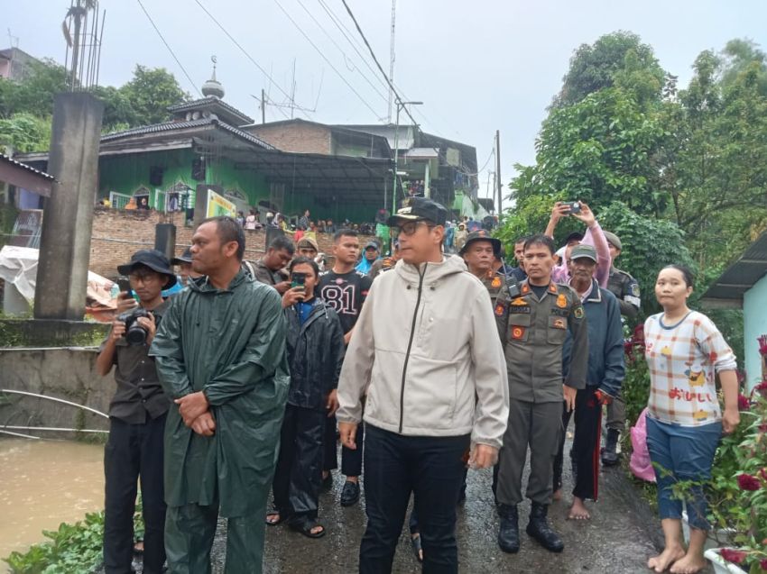 Wali Kota Medan Tinjau Lokasi Banjir di Jalan Karya Jaya Gang Eka Lembah