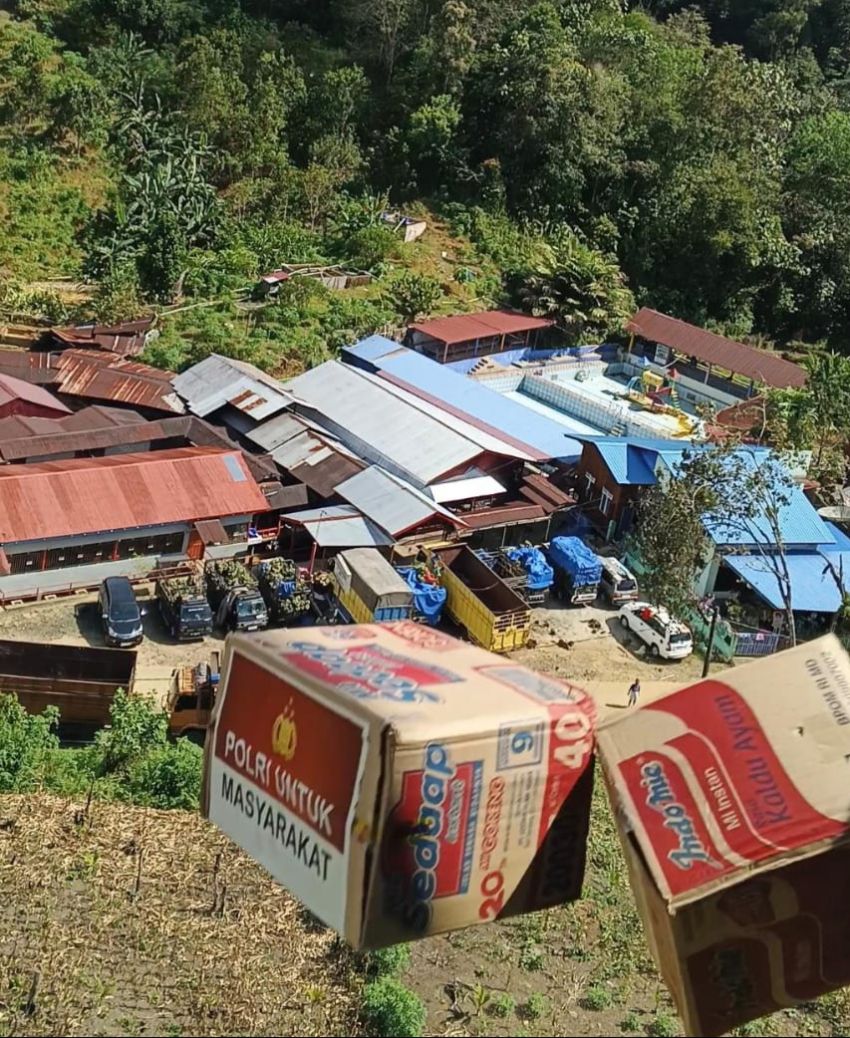 Polri Lakukan Air Drop Logistik di Tiga Titik Terisolasi Taput&ndash;Tapteng, Pastikan Bantuan Tetap Sampai