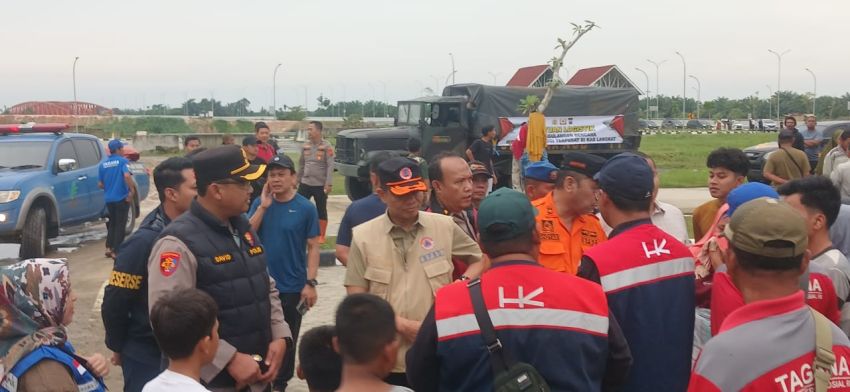 Kapolres Langkat Salurkan Bantuan Sosial untuk Pengungsi Banjir di Rest Area KM 42