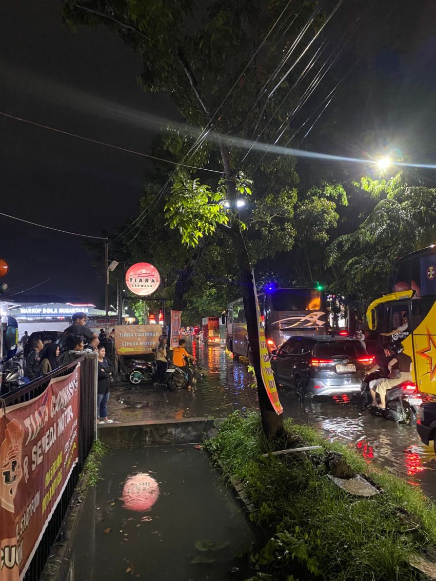 Jalan Ngumban Surbakti Lumpuh Total Akibat Banjir