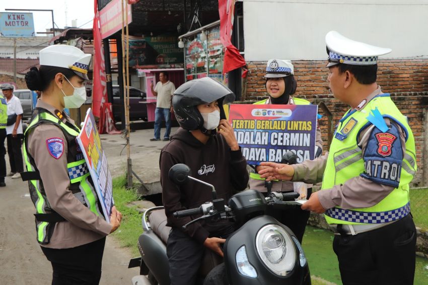 Sat Lantas Polres Sergai Gelar Jumat Berkah, Sosialisasikan Operasi Zebra Toba 2025 dan Bagikan Bansos kepada Sopir Angkot