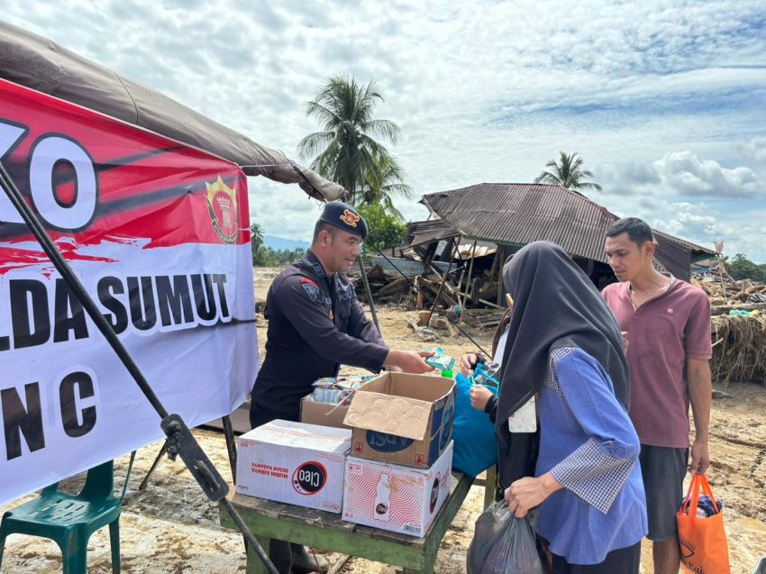 Brimob Polda Sumut Intensif Lakukan Tanggap Bencana di Tabagsel, Evakuasi Warga dan Berikan Bantuan Kemanusiaan