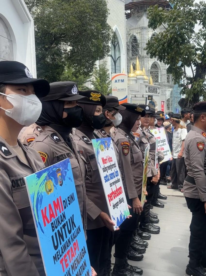 Polwan Polda Sumut Secara Humanis Laksanakan Pengamanan Aksi Unjuk Rasa di Kantor Gubernur Sumut