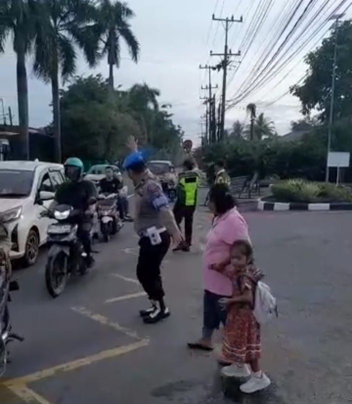 Kanit Provos Polsek Medan Tuntungan "Sudah Biasa Bantu Warga dan Anak Sekolah Menyeberang Jalan