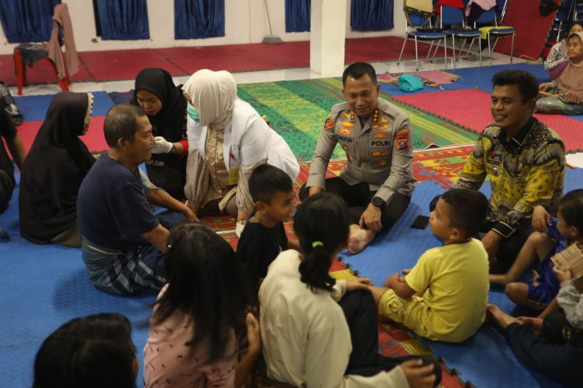 Prioritaskan Kesehatan, Kapolrestabes Medan Jean Calvijn Turun Langsung Bantu Warga Terdampak Banjir