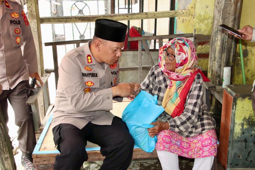 Kapolres Pelabuhan Belawan Beri Bantuan Sembako untuk Warga Terdampak Banjir Rob