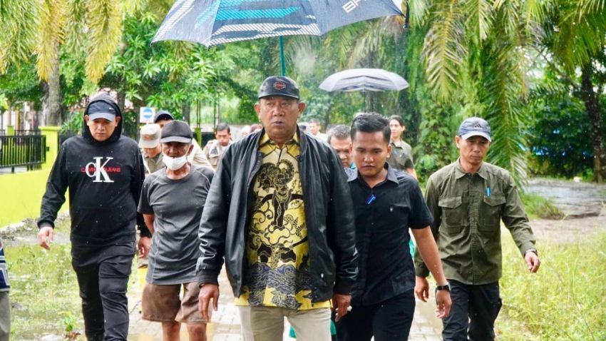 Bupati Langkat Syah Afandin Tinjau Langsung dan Salurkan Bantuan untuk Warga Terdampak Banjir