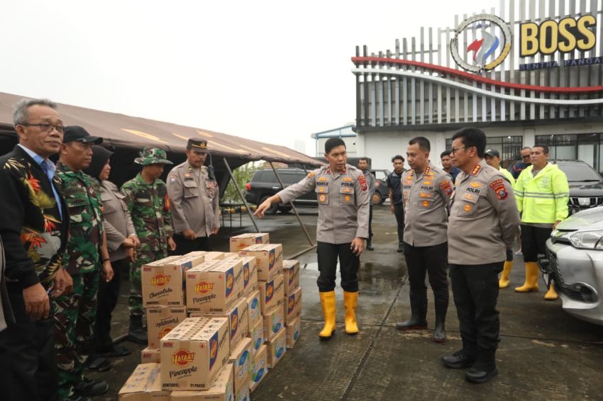 Aksi Peduli Polri, Wakapolda Sumut dan Kapolrestabes Medan Serahkan Bantuan untuk Korban Banjir