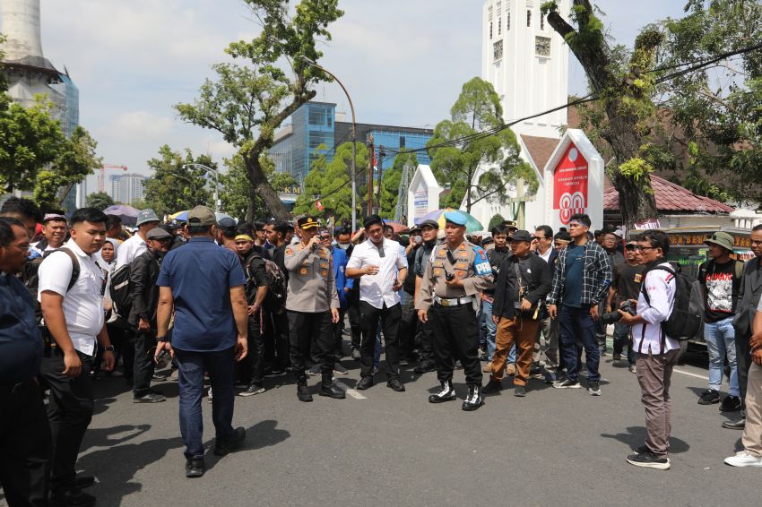 Kapolrestabes Medan Kombes Pol Jean Calvjn Simanjuntak Pimpin Pengamanan Aksi Massa HBB Tuntut Penutupan TPL