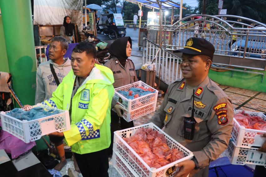 Polrestabes Medan Salurkan Bantuan Makanan kepada Korban Banjir di Medan Tembung dan Medan Area