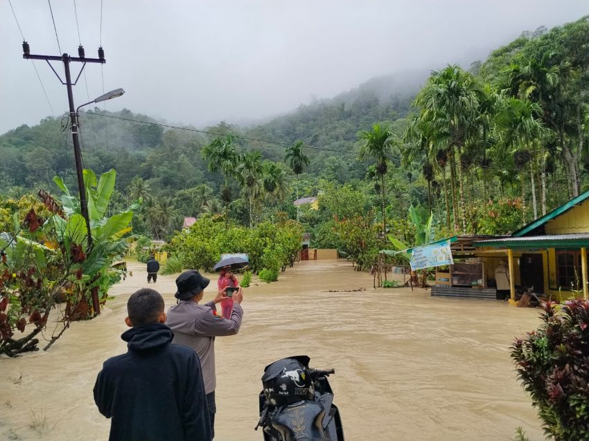 Polsek Pahae Jae Prioritaskan Evakuasi Warga dan Himbauan Keselamatan di Lokasi Banjir dan Longsor Purbatua