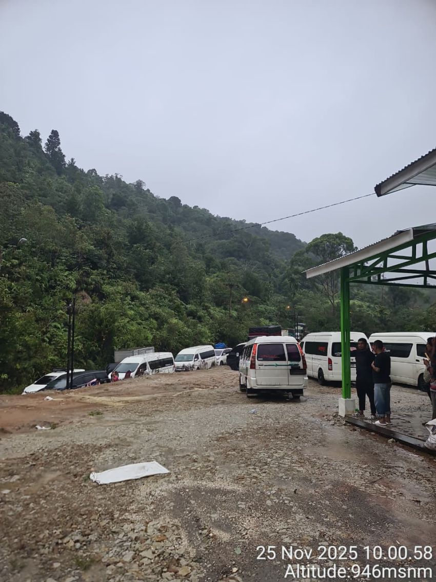 Hujan Deras, Jalinsum Sipirok&ndash;Taput Longsor, Kenderaan Terjebak