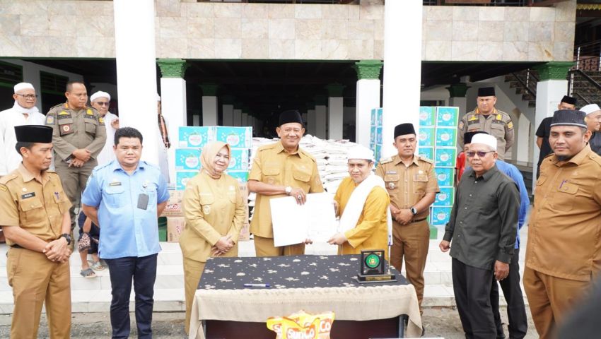 Syah Afandin Serahkan Bantuan untuk Haul Tuan Guru Besilam ke-102