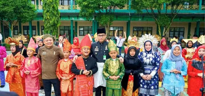 Rico Waas Pimpin Upacara Peringatan Hari Guru ke-80 di SMPN 1 Medan