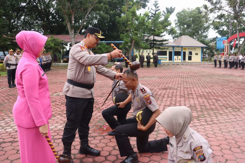 Kapolres Langkat Pimpin Upacara Kenaikan Pangkat Pengabdian dan Pelepasan Personel Purna Tugas