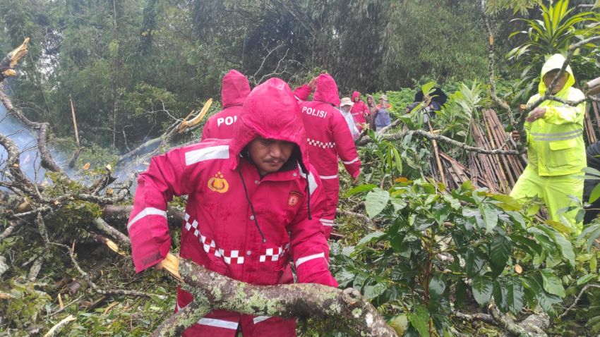 Polres Tanah Karo Responsif Tangani Longsor di Katepul Kuta, Dua Rumah Warga Terdampak