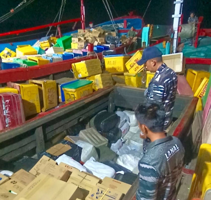 2 Kapal Kargo Bawa Ballpress Ilegal Asal Malaysia Ditangkap, Siapa Pemiliknya?