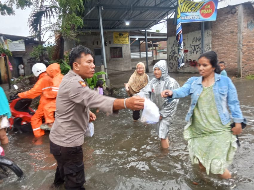 Polres Pelabuhan Belawan Pantau Situasi Banjir dan Salurkan Bantuan kepada Warga Terdampak
