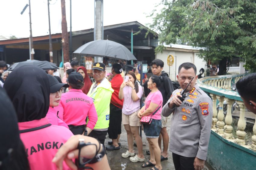 Kapolrestabes Medan Kombes Jean Calvijn Beri Bantuan Kemanusiaan untuk Korban Banjir di Pasar Merah