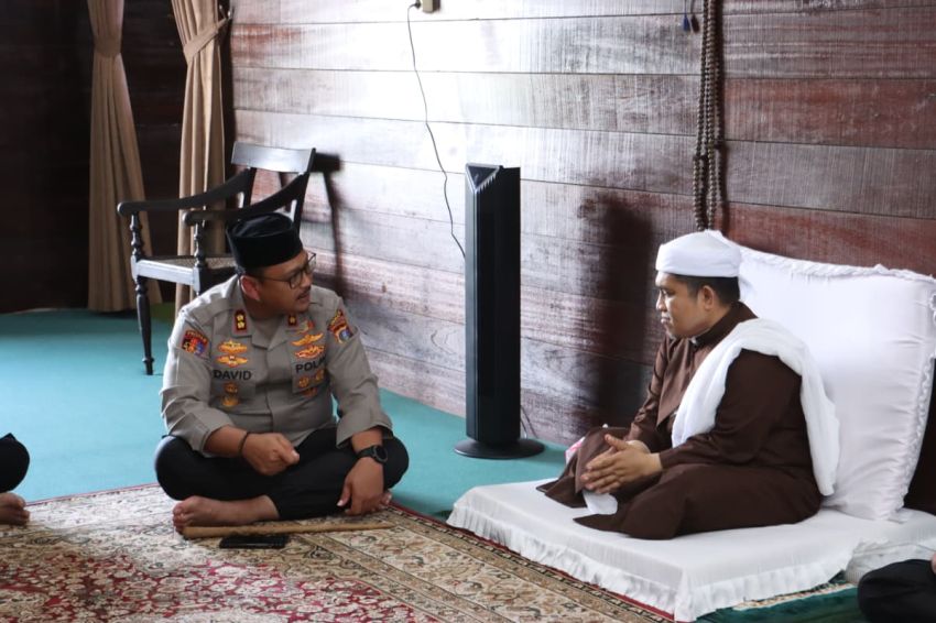 Jalin Silaturahmi Dalam Rangka Pelaksanaan Peringatan Haul-102, Kapolres Langkat Kunjungi Tuan Guru Babussalam