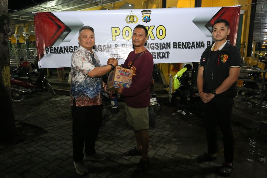 Polda Sumut Salurkan Bantuan Sembako untuk Korban Banjir di Stabat, Wujud Kepedulian dan Kehadiran Polri