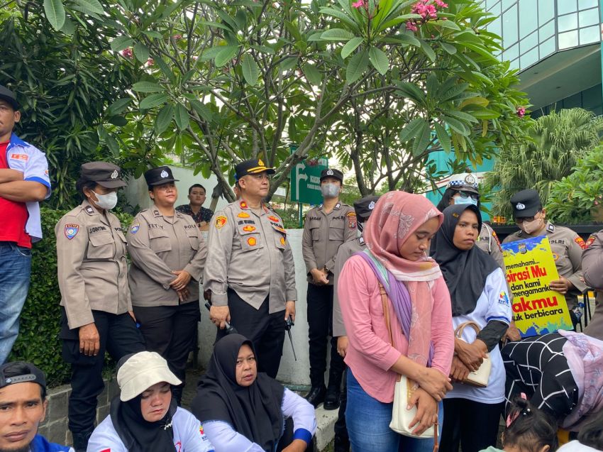 Kapolsek Medan Timur Kompol Agus M Butar Butar Pimpin Pengamanan Aksi Damai FSPMI di Depan Kantor PT. Asian Agri Group