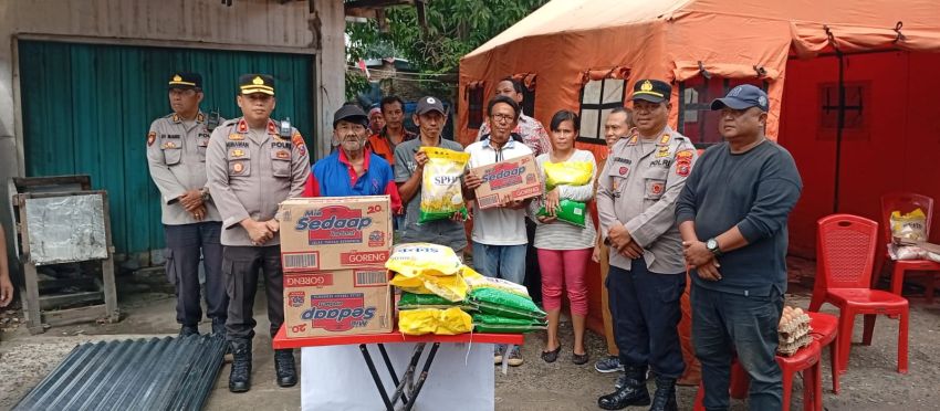 Respon Cepat Musibah Kebakaran, Polsek Medan Area Berikan Bantuan Seng dan Pangan ke Warga Denai