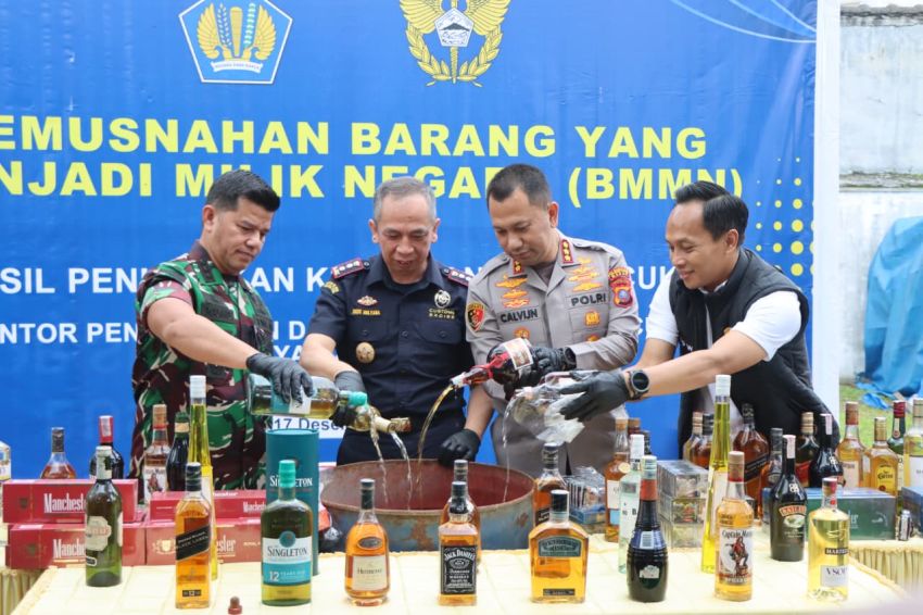 Kapolrestabes Medan Jean Calvijn Ikut Musnahkan Barang Ilegal Miliaran Rupiah di Bea Cukai