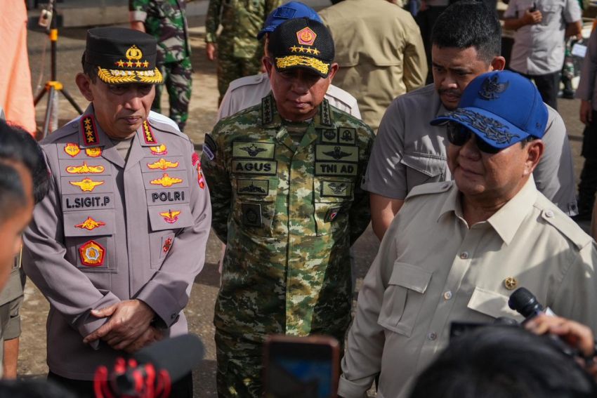 Kapolri Dampingi Presiden Prabowo Tinjau Pengungsi Banjir di Tapteng, Instruksikan Penanganan Cepat dan Terpadu