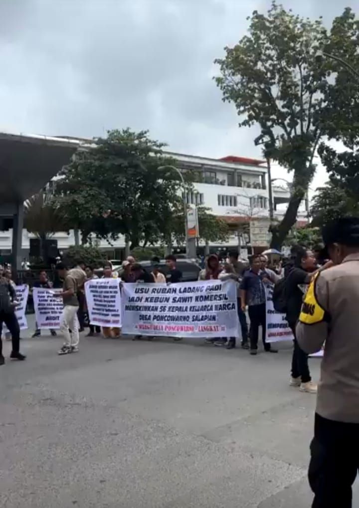 Masyarakat Desa Poncowarno Langkat Demo di Kampus USU