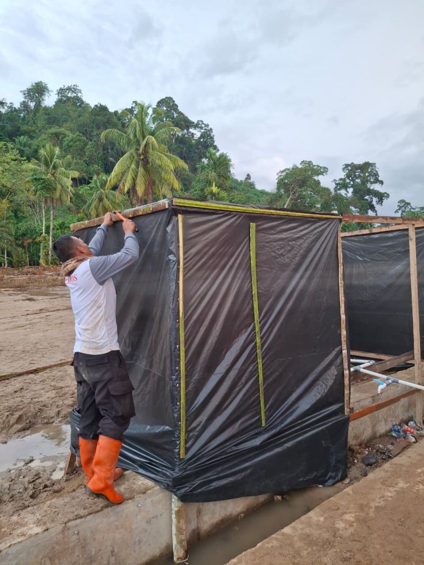 Brimob Polda Sumut Bangun MCK dan Tandon Air Bersih untuk Korban Banjir Bandang di Batang Toru