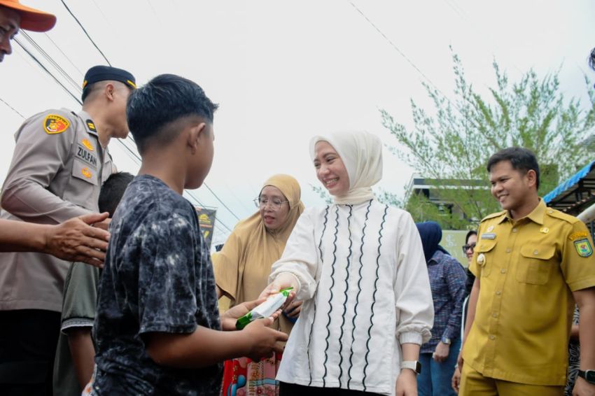 Ketua GOPTKI dan DWP Sergai Salurkan Bantuan Makanan untuk Korban Banjir