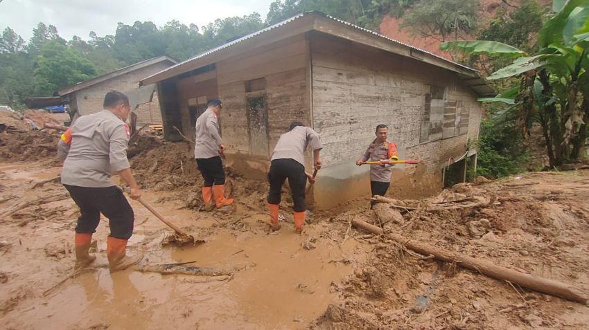 Sigap Bantu Warga di Lokasi Bencana, Brimob Polda Sumut Pulihkan Aktivitas Warga Tapanuli Utara